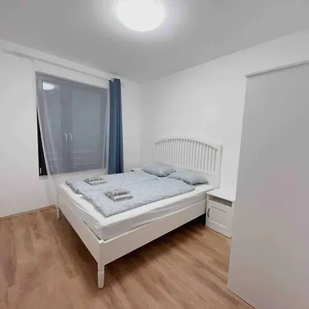 Spacious With Balcony And Garage Apartment *