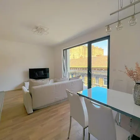 Апартаменты Spacious With Balcony And Garage Будапешт