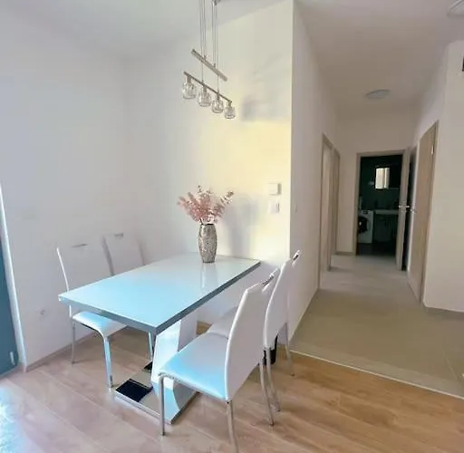 Spacious With Balcony And Garage * Budapest