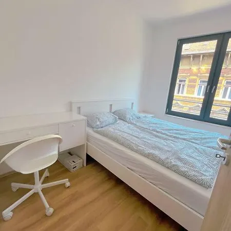Spacious With Balcony And Garage Boedapest