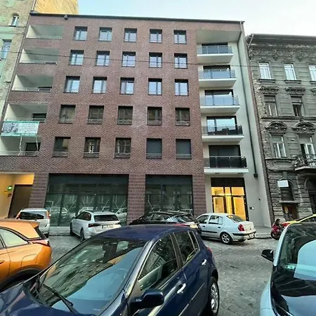 Spacious With Balcony And Garage * Budapeste