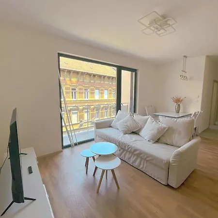 Spacious With Balcony And Garage Apartamento Budapeste