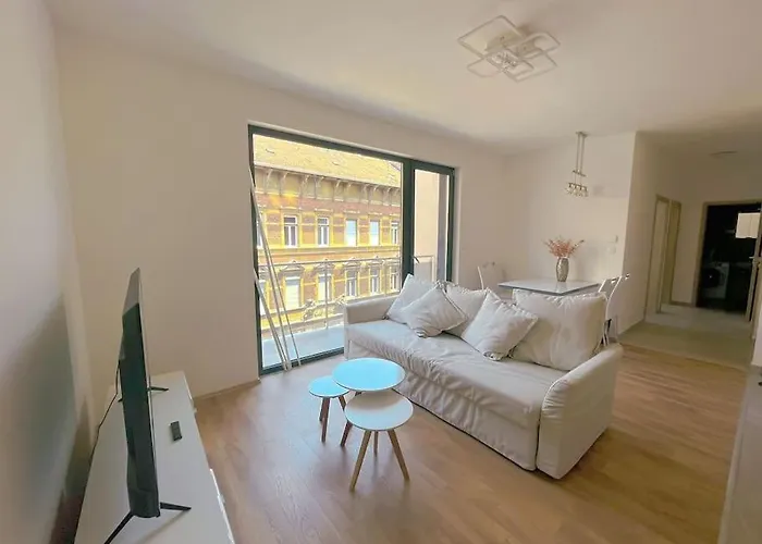 Spacious With Balcony And Garage Διαμέρισμα Βουδαπέστη