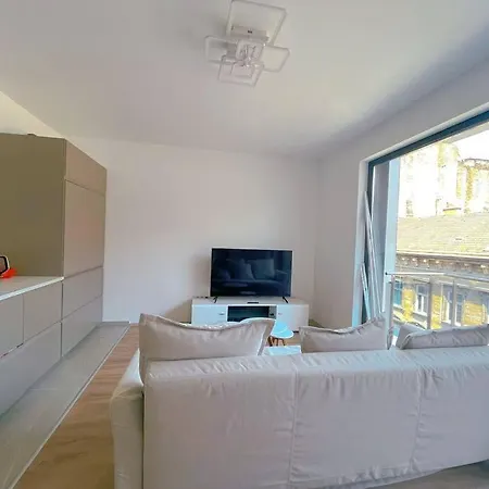 Spacious With Balcony And Garage Budapeste