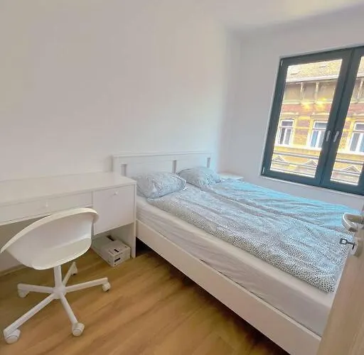 Spacious With Balcony And Garage בודפשט