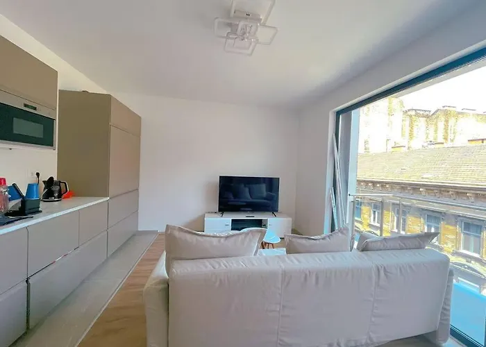 Spacious With Balcony And Garage בודפשט